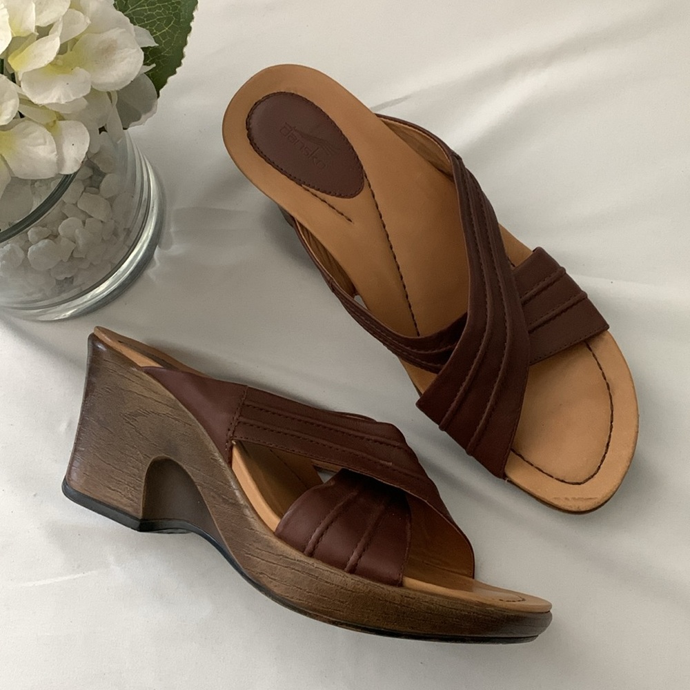 DANSKO NEECI CLOG SANDAL